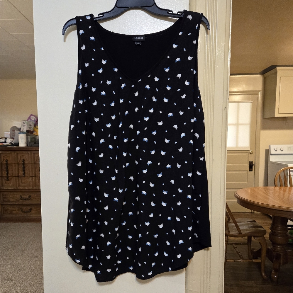Torrid stretchy black tank top with wolves or foxes size 1X in great condition